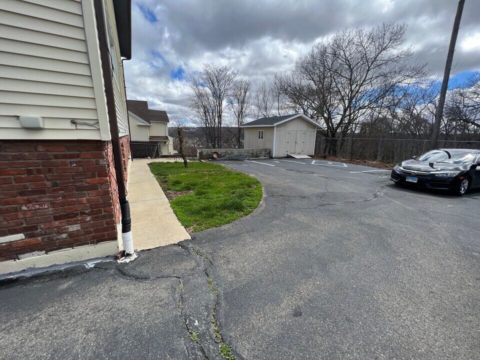 12 Hilltop Ave, Unit 1st Floor in Waterbury, CT - Foto de edificio