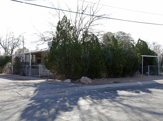 1360 E Bilby Rd in Tucson, AZ - Foto de edificio - Building Photo