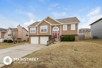 423 Spring Branch Dr in Raymore, MO - Building Photo - Building Photo