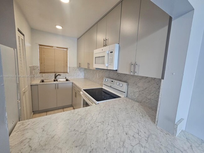 10851 SW 2nd St in Miami, FL - Foto de edificio - Building Photo