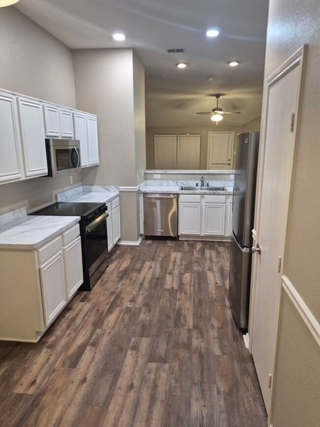 809 Canyon Cove Dr in Burleson, TX - Foto de edificio - Building Photo