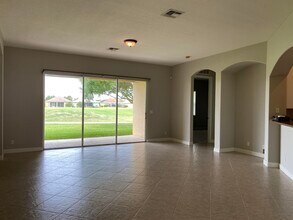 434 NW Sheffield Cir in Port St. Lucie, FL - Foto de edificio - Building Photo