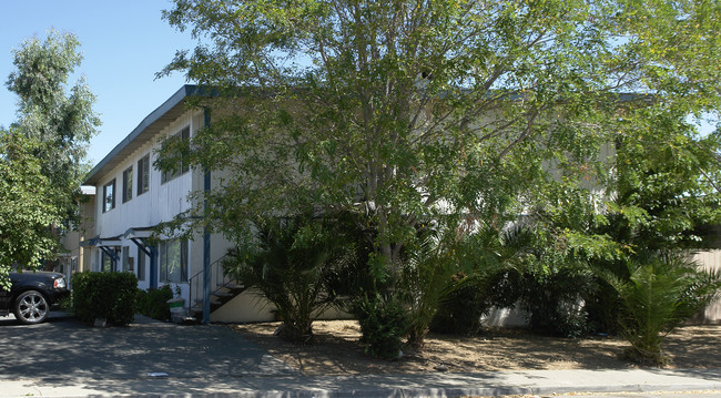 1348 Berry Ln in Brentwood, CA - Foto de edificio - Building Photo