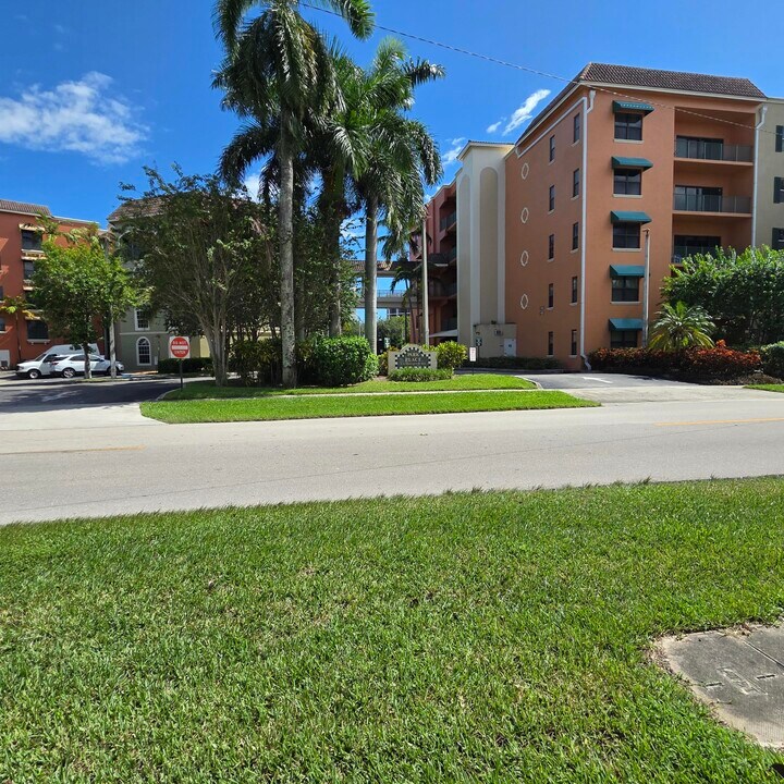 1610 Presidential Way in West Palm Beach, FL - Building Photo