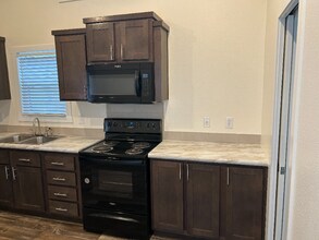 5215 Crestway Rd in Windcrest, TX - Foto de edificio - Building Photo