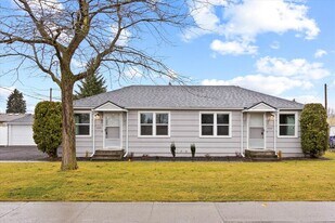 10112 E Broadway Ave in Spokane Valley, WA - Building Photo