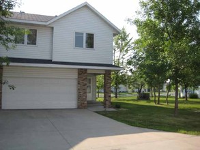 Tucker Pointe Townhomes in Fargo, ND - Foto de edificio - Building Photo