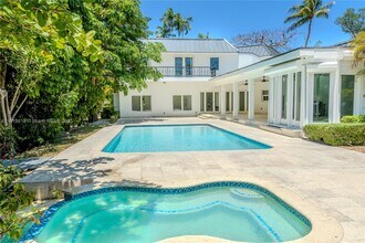 6540 SW 135th Terrace in Pinecrest, FL - Foto de edificio - Building Photo