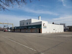 108 5th St S in Moorhead, MN - Foto de edificio - Building Photo