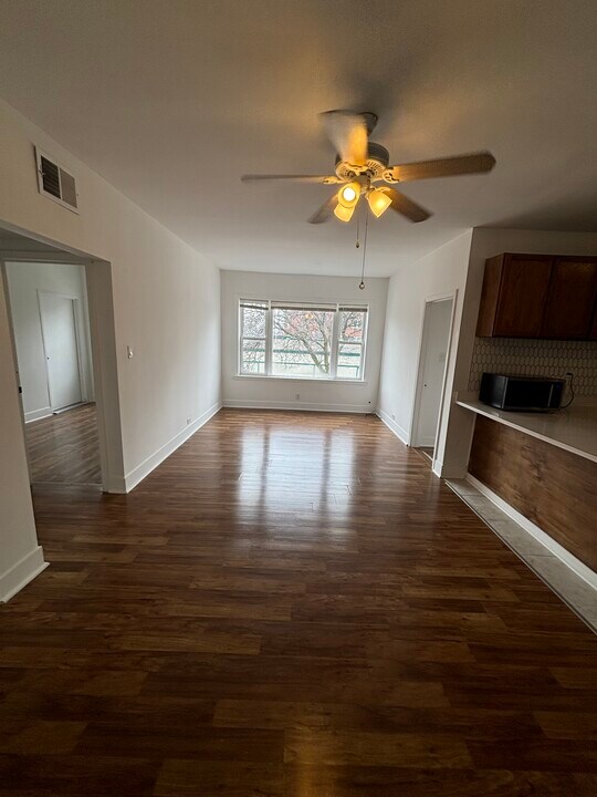2405 N Neva Ave, Unit 2R in Chicago, IL - Building Photo