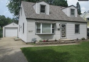 1907 W Pearl Ave in Rockford, IL - Building Photo