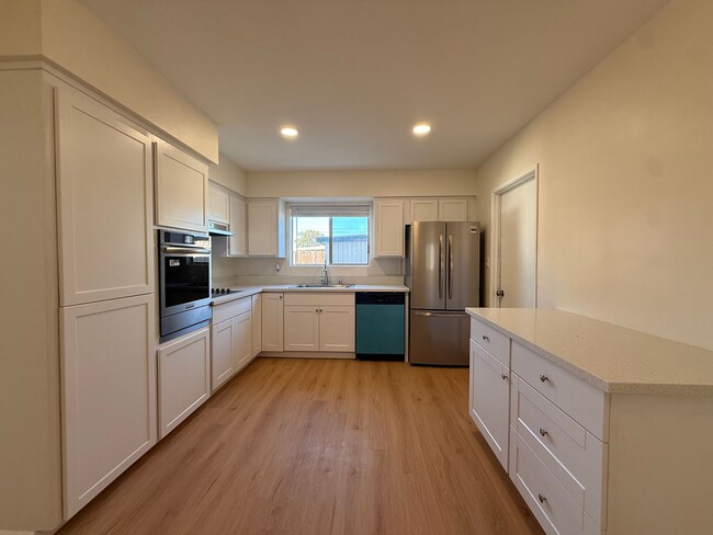 570 La Rue Way in El Cajon, CA - Building Photo - Building Photo