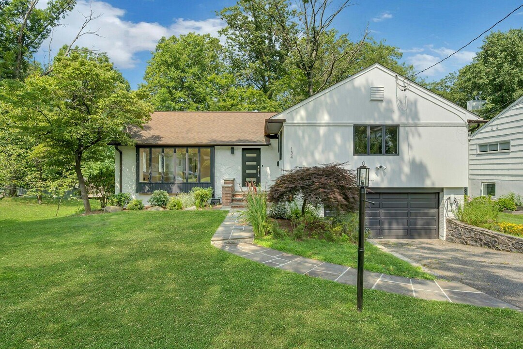134 Highland Rd in Scarsdale, NY - Building Photo