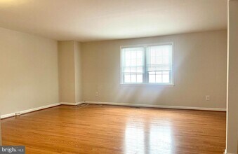 7353 Crestleigh Cir in Alexandria, VA - Building Photo - Building Photo