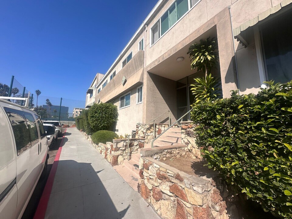 3007 5th St in Los Angeles, CA - Building Photo