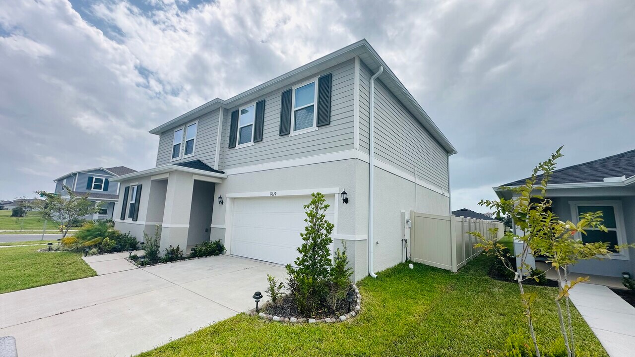 11629 Firespike St in Riverview, FL - Foto de edificio