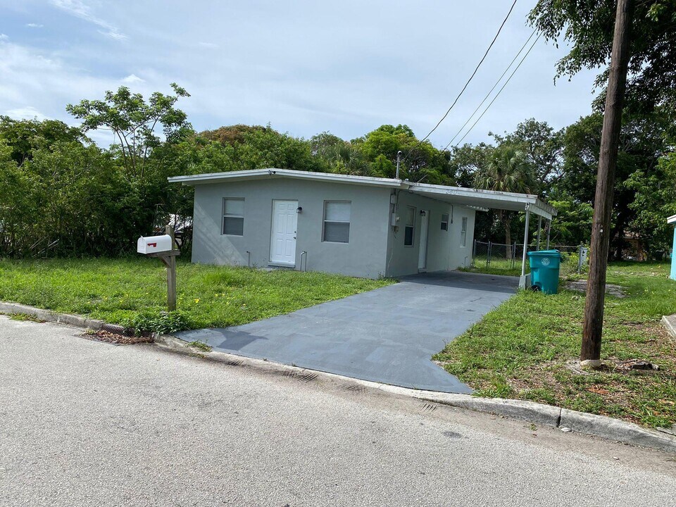 340 NE 11th Ave in Boynton Beach, FL - Building Photo