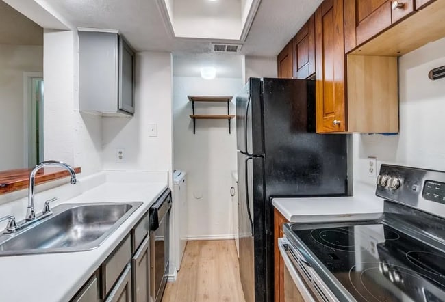 5916 Gaston Ave in Dallas, TX - Foto de edificio - Building Photo