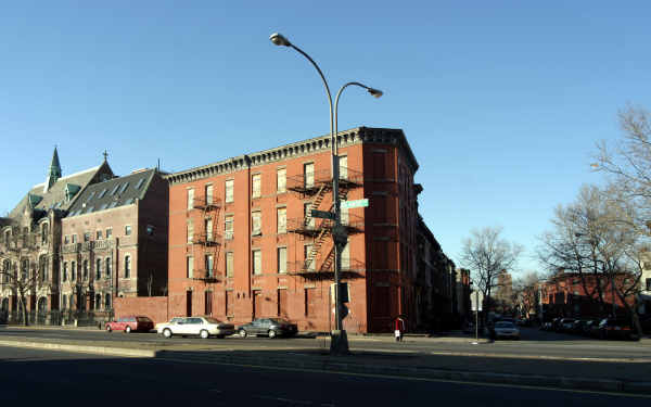 310 Saint James Pl in Brooklyn, NY - Building Photo