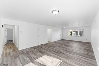 23 Renaissance Dr, Unit 2 in Clifton, NJ - Building Photo - Building Photo