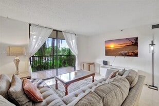 900 NE 195th St, Unit Chantilly 217 in Miami, FL - Building Photo