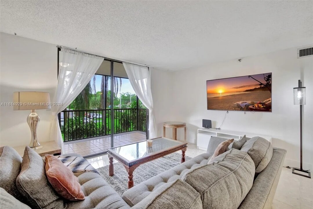 900 NE 195th St, Unit Chantilly 217 in Miami, FL - Foto de edificio