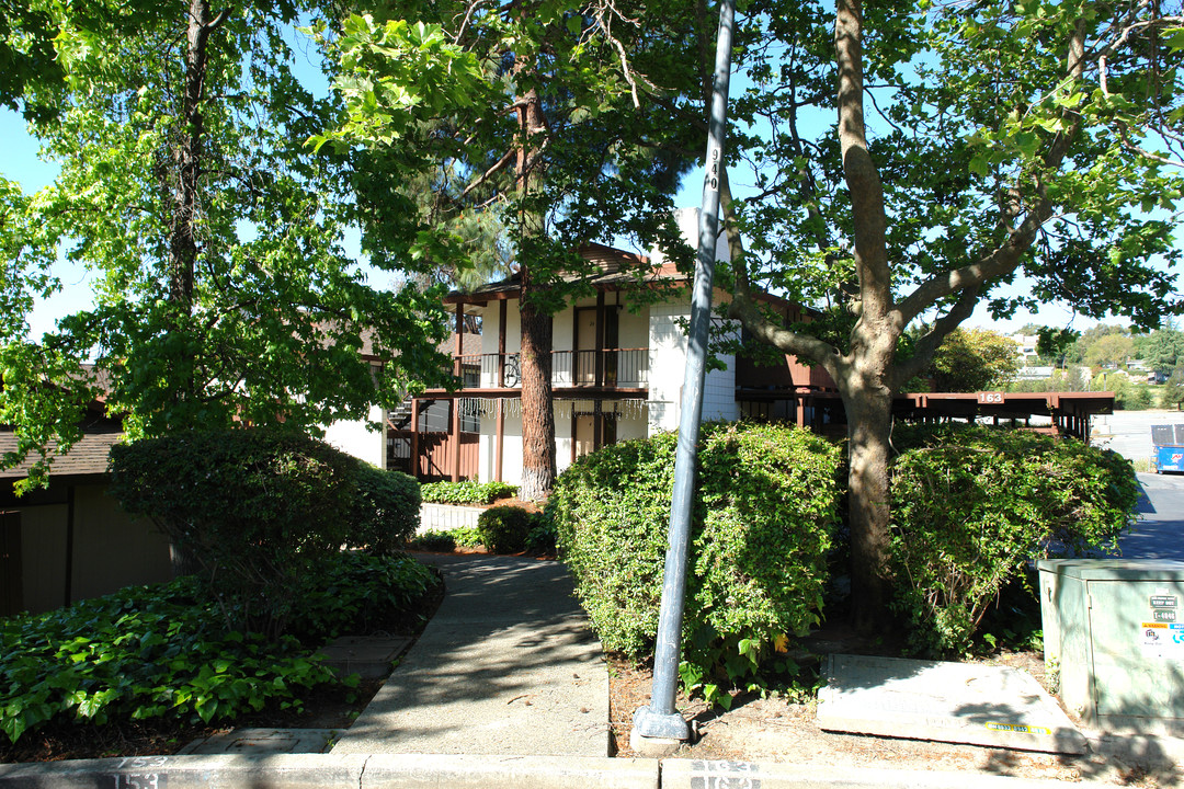 Por Of Camelback Apartment Complex in Pleasant Hill, CA - Foto de edificio