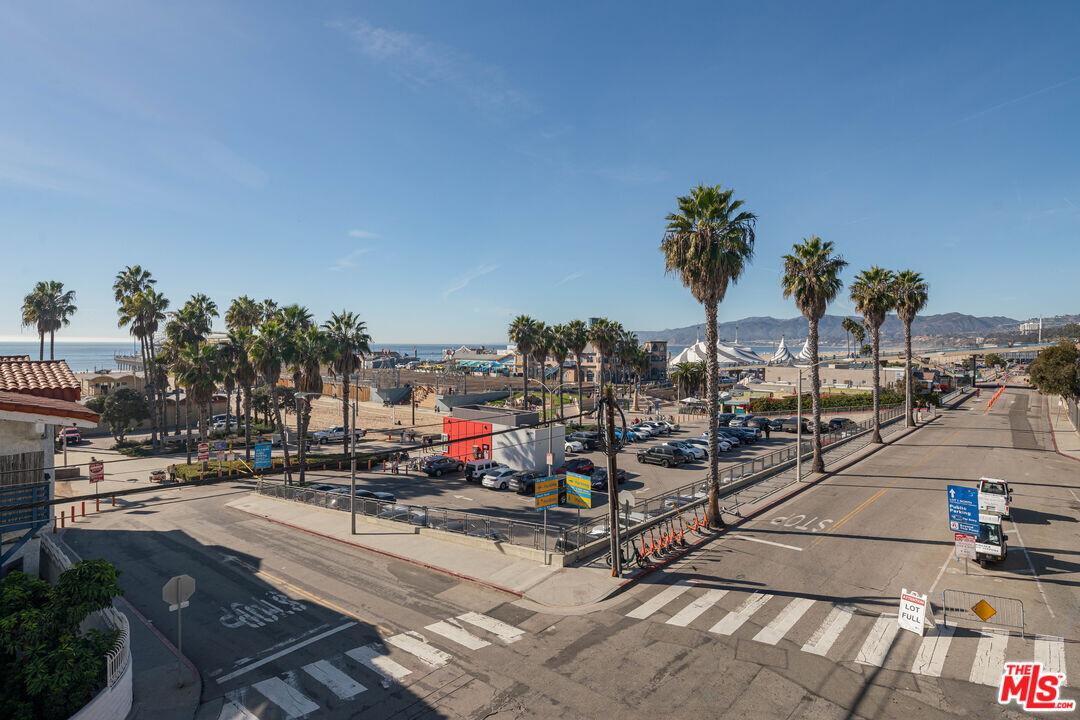 1649 Appian Way in Santa Monica, CA - Building Photo