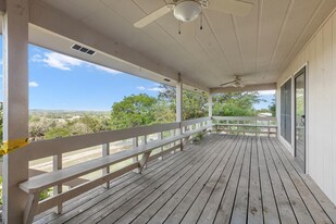 359 Royal Oaks Loop in Fredericksburg, TX - Foto de edificio - Building Photo