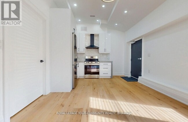 12 Kemano Rd in Aurora, ON - Building Photo - Building Photo