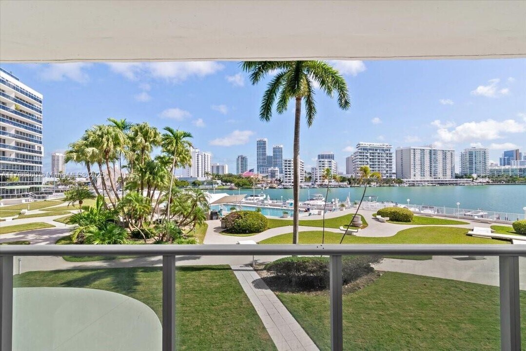 900 Bay Dr, Unit 625 in Miami, FL - Building Photo