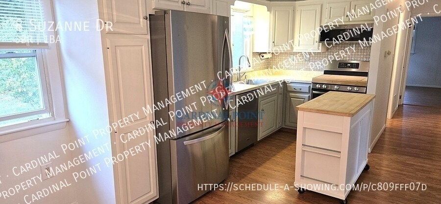 8 Suzanne Dr in Portsmouth, NH - Building Photo