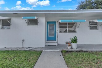 1952 Circle Dr in North Palm Beach, FL - Building Photo - Building Photo