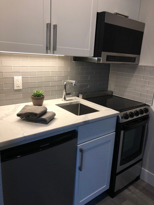 10406 SW 46th Pl, Unit 1 in Portland, OR - Building Photo