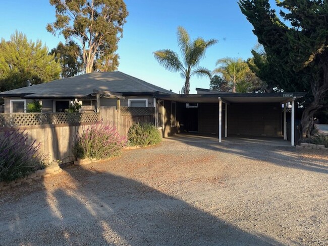 947 W Foothill Blvd in San Luis Obispo, CA - Foto de edificio - Building Photo