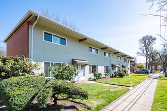 Four Season Townhouses in Eugene, OR - Building Photo - Building Photo