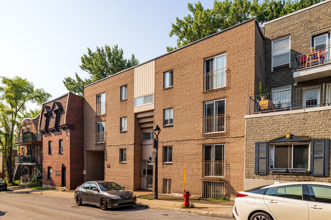 2252 Dorion Rue in Montréal, QC - Building Photo