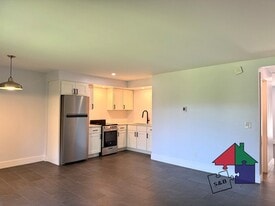 60 Snowdrift Ln in Stowe, VT - Building Photo