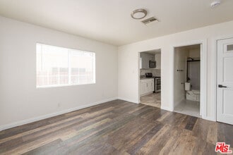 2134 Cloverdale Ave in Los Angeles, CA - Building Photo - Building Photo