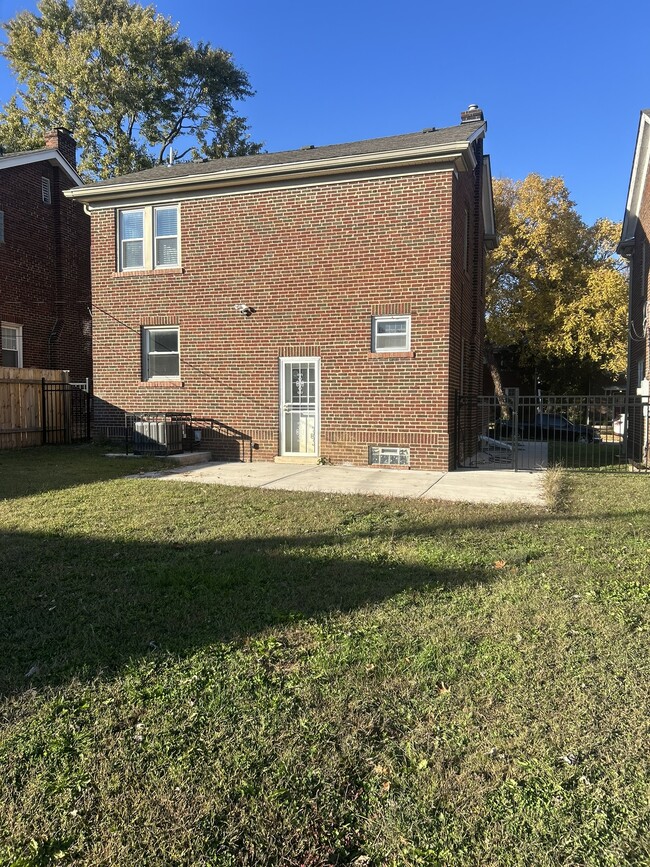 6726 Chamberlain Ave in University City, MO - Foto de edificio - Building Photo