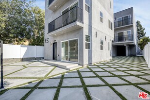 10826 1/2 Hesby St in Los Angeles, CA - Building Photo