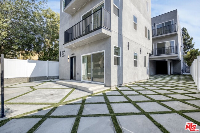 10826 Hesby St in Los Angeles, CA - Building Photo - Building Photo