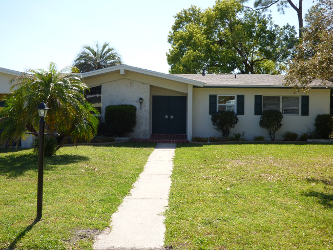 1266 W Wellington Dr in Deltona, FL - Foto de edificio - Building Photo