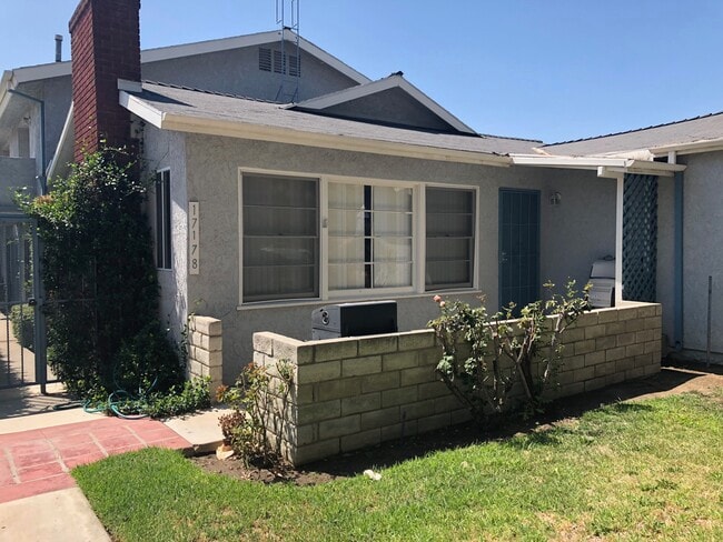 17178 Chatsworth St, Unit 4 in Granada Hills, CA - Foto de edificio - Building Photo