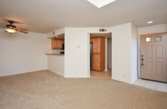 555 Eaton St in Oceanside, CA - Building Photo - Building Photo