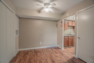 Fountain Woods in Beaumont, TX - Building Photo - Interior Photo