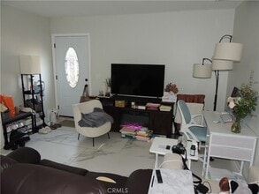 23470 Victory Blvd in Los Angeles, CA - Building Photo - Building Photo