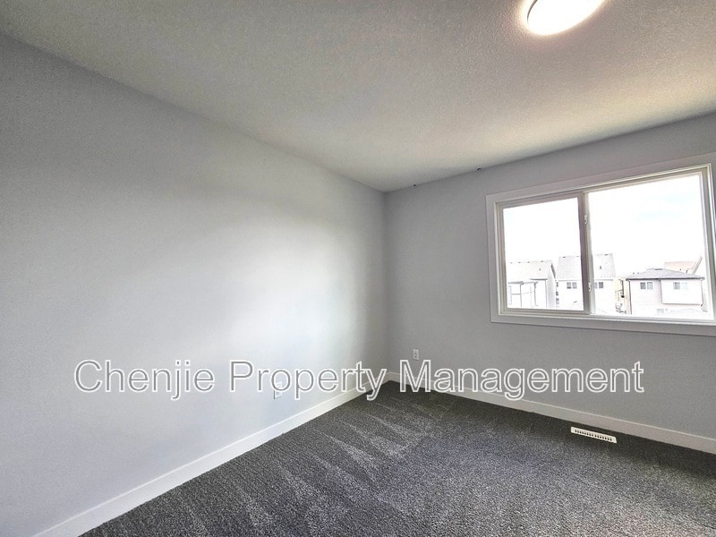 3723-3214 214 St NW in Edmonton, AB - Building Photo