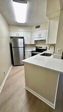 215 Lake Pointe Dr, Unit 208 in Oakland Park, FL - Building Photo - Building Photo
