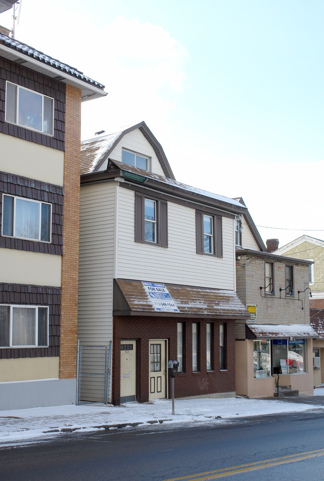 705 Brownsville Rd in Pittsburgh, PA - Foto de edificio - Building Photo